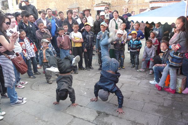 Tibetan kids can break dance