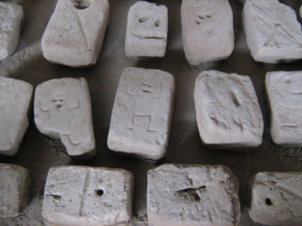 Individualised stones, Huaca de la Luna
