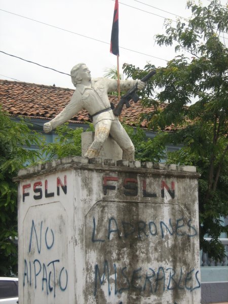 Sandinista statue with graffiti saying they are "thieves"