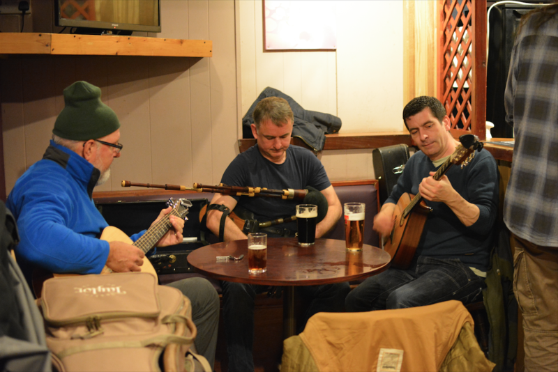 The Cellar Pub met live folkmuziek