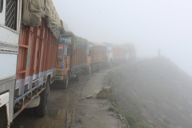 Rhotang Pass (queue of trucks)