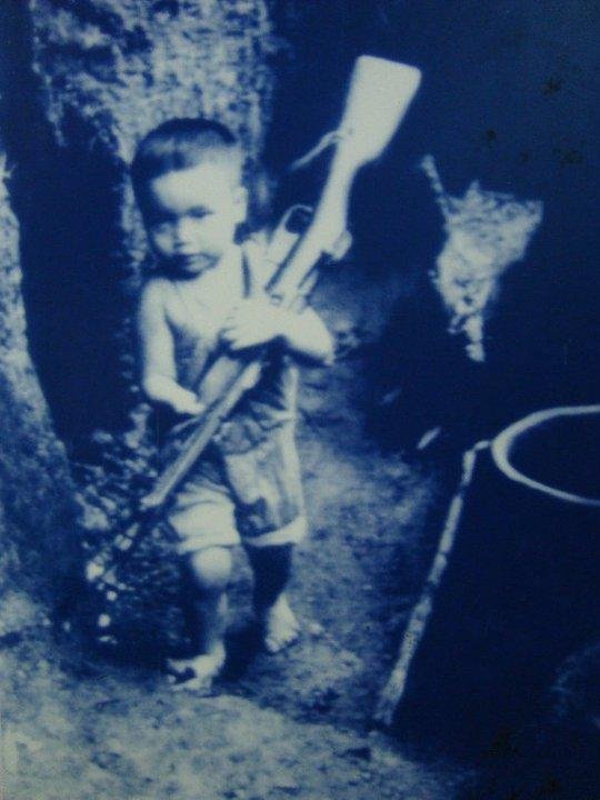 Photo of a child living in the Vinh Moc tunnels