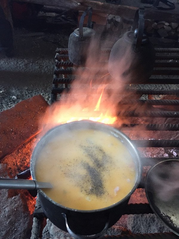 La fameuse soupe de saumon cuite au feu de bois