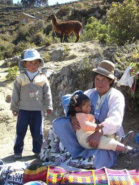 Famille bolivienne dans les hauteurs de l'Isla del Sol