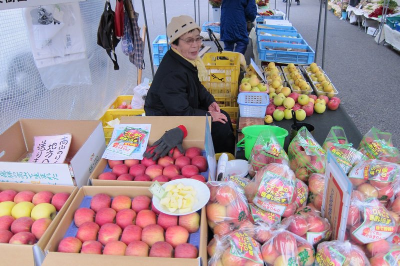 jinya mae morning market takayama3 she grows her own apples