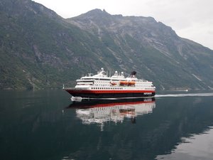 Huttigrutte boot: cruiseboot die langs de hele kust van noorwegen stopt