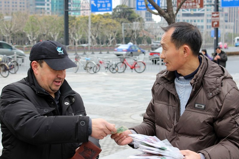 George buys a kite, Pudong
