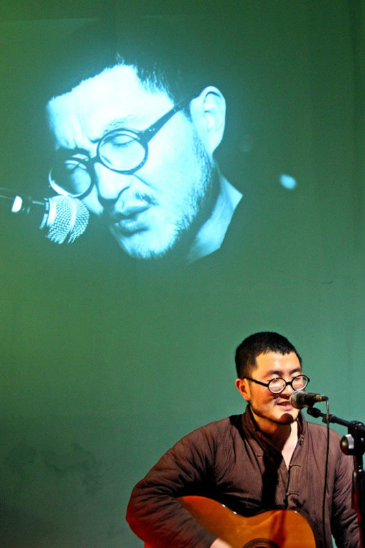 Singer, Half Lotus Bar, Yangzhou