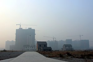 Smog over new apartments_East Yangzhou