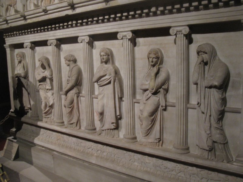 Weeping women on a Sultan's sarcophagus