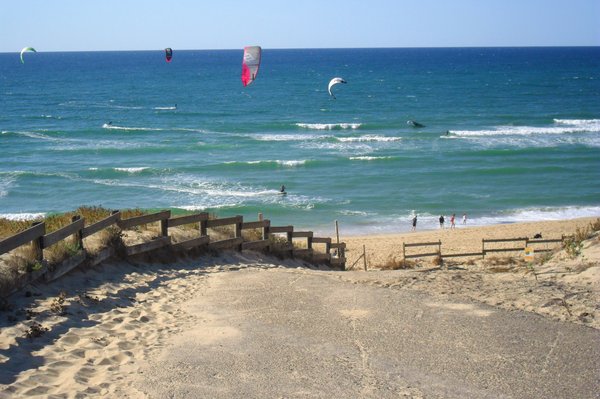 Kitesurfistas na praia de Messanges