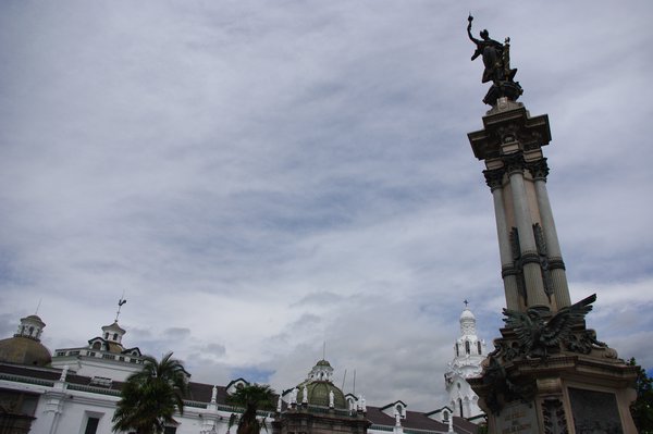 Statue in Plaza de la Independencia