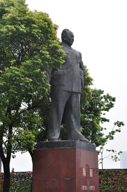 Chairman Mao statue along the Bund
