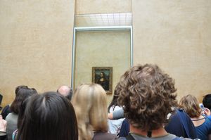 How many people are trying to see The Mona Lisa