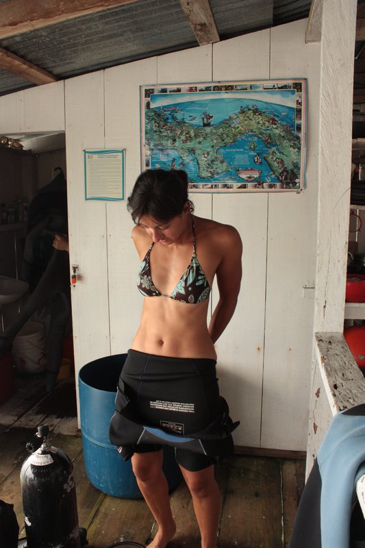 Delphine modelling her wetsuit/Combinaison de plongee