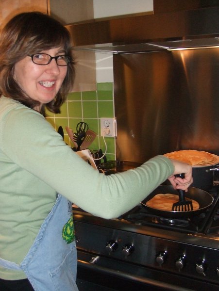 Making Dutch pancakes