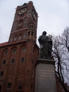 Behind Copernicus is the Ratusz Staromiejski - the Old Town Hall