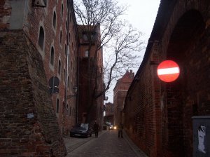 Passage between the old city wall and the Baraoque Granary