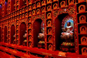 Buddha Tooth Relic Temple - inside walls covered with thousands of Buddha statues