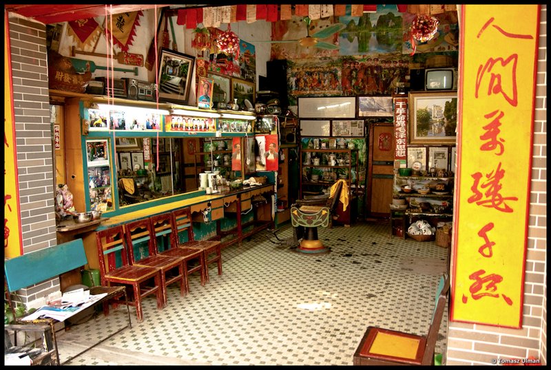 Barber shop with Mao Tse Tung mermobilia