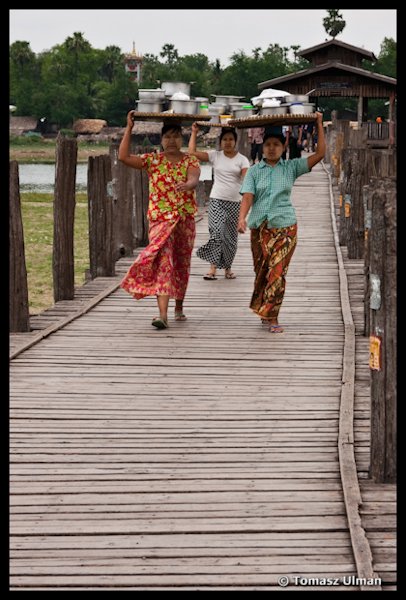 locals at U Bein’s Bridge