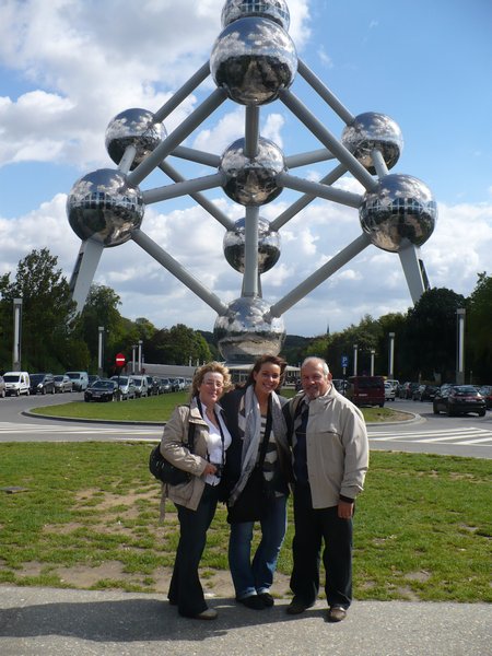 Luca family in front of the Atomium from 1958 Expo