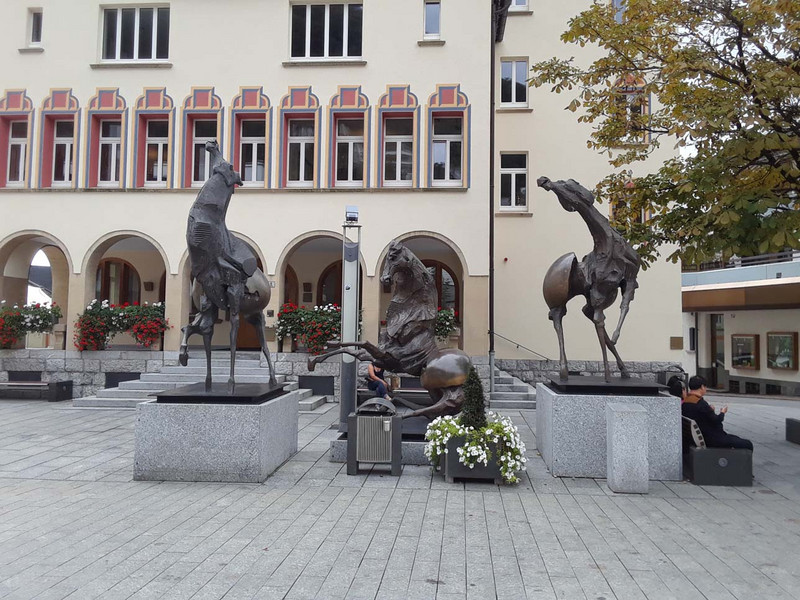 Tre Cavalli (3 horses) sculpture in front of the Rathaus
