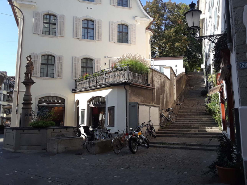 Hechtplatzbrunnen ('Pike Place' Fountain) and typical stairway