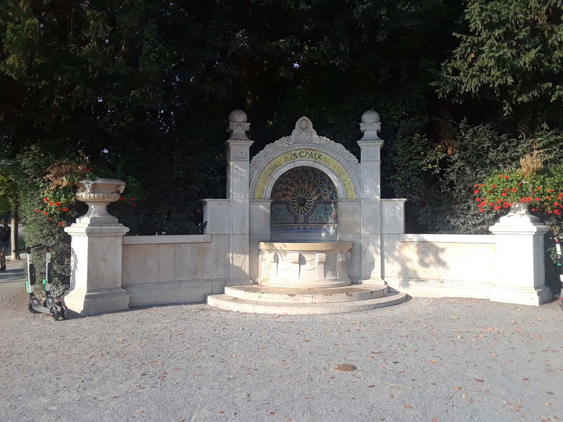 Interesting little fountain near Burkliplatz