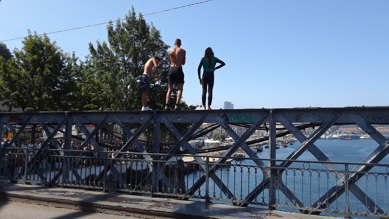 3 youngsters "threatening" to jump off the bridge... for money