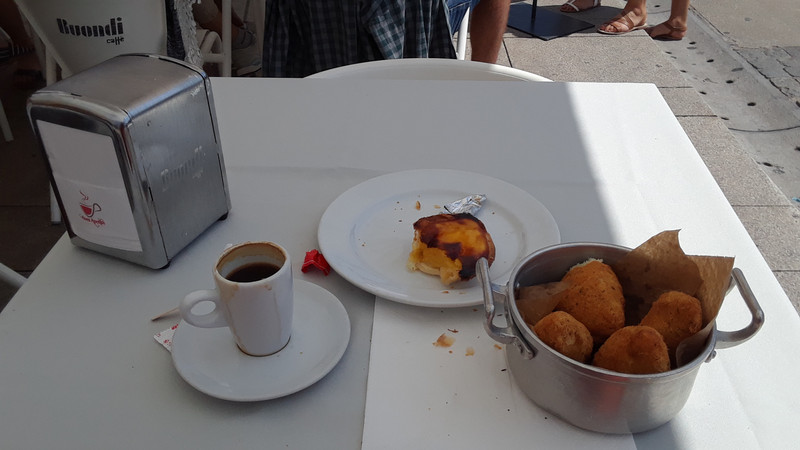 My lunch of bolanhos do Bacalao & a pastry