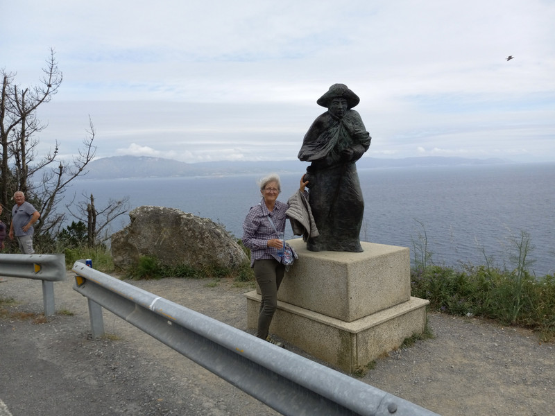 Manoli and the pilgrim statue on the way to the lighthouse