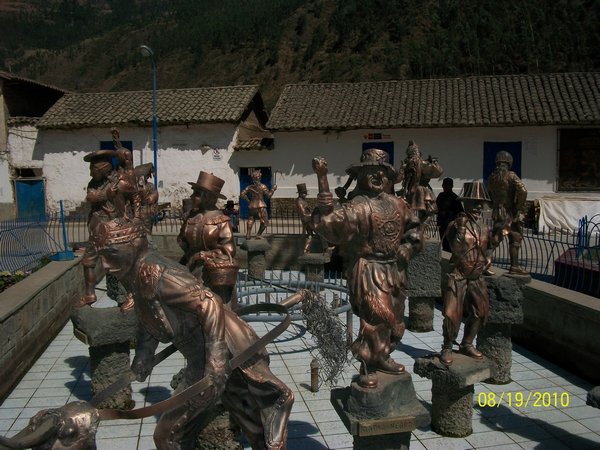 Pauacartambo Statues