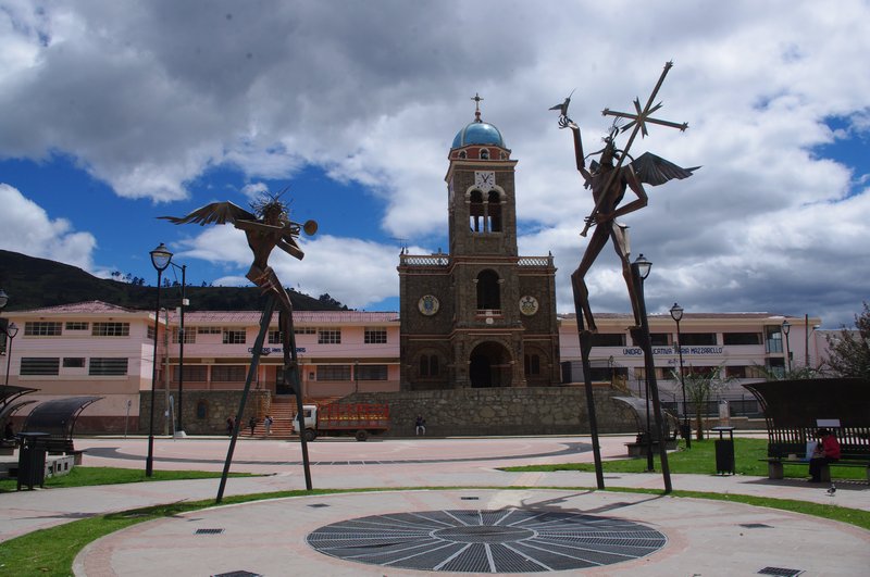 The main plaza and statues in Sigsig