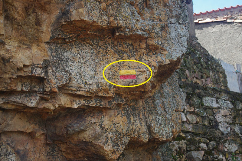 TYPICAL YELLOW OVER RED TRAIL MARKER