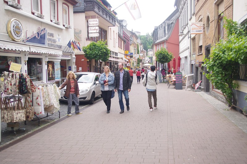 Manoli shopping on street in Sankt Goar