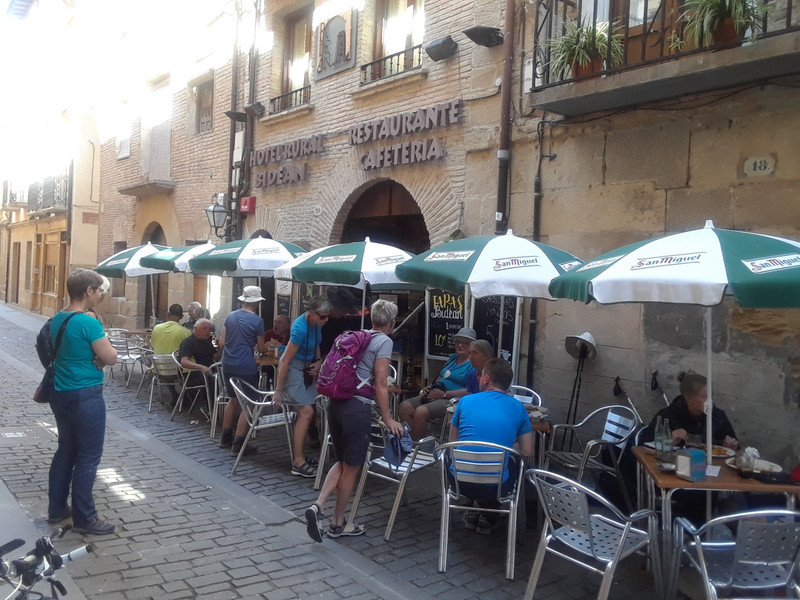 Cafeteria lunch in Puente La Reina 