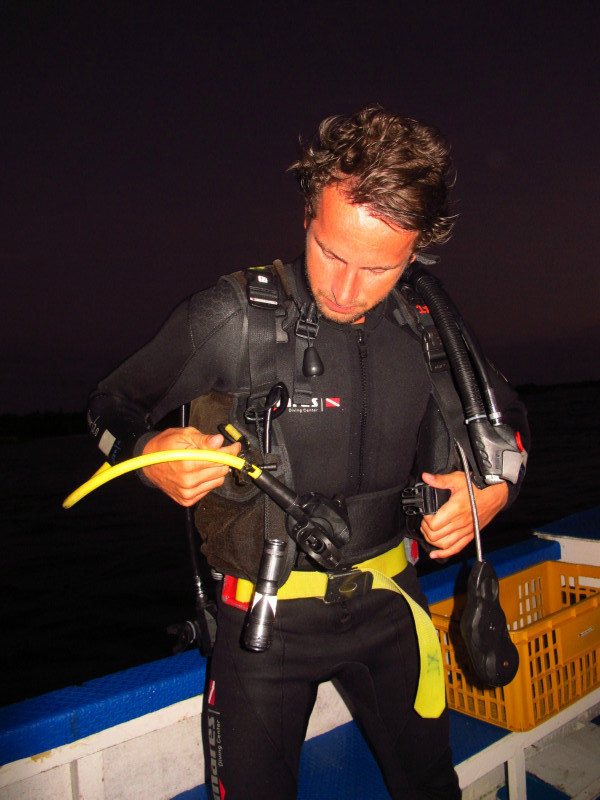 Night dive, ready for action . . .