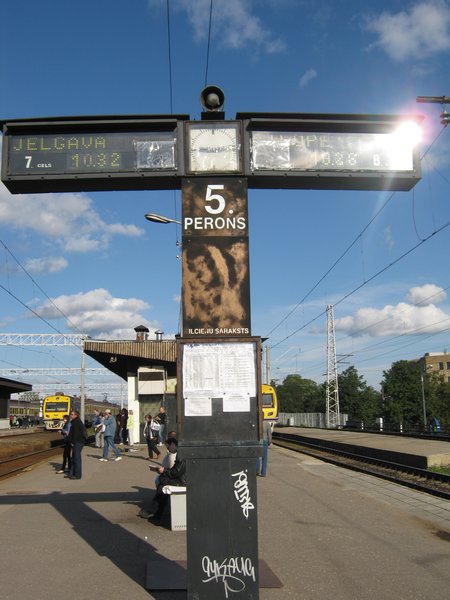 Anzeigetafel am Bahnhof