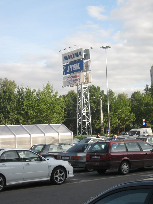 Der Parkplatz des Supermarktes