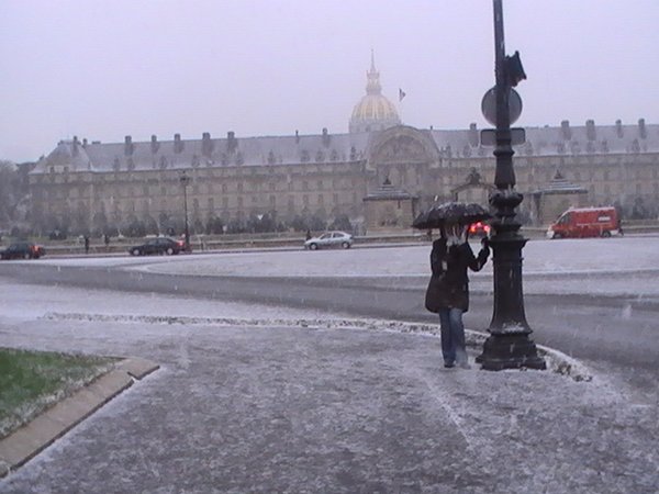 Snowing out the front of Hotel des Invalides