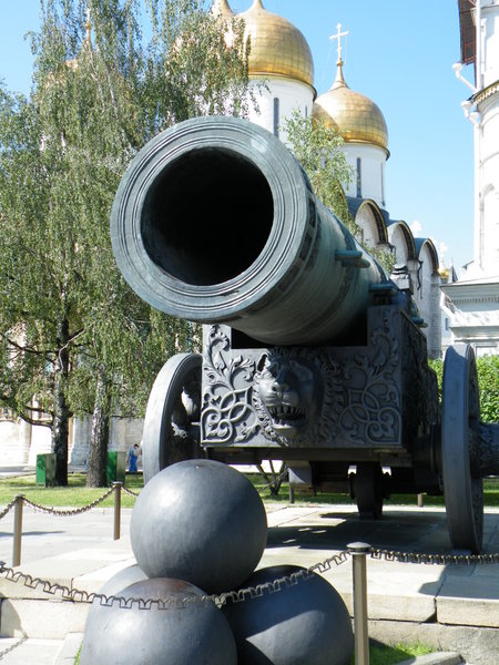 The world's largest cannon -- never fired, as it cracked