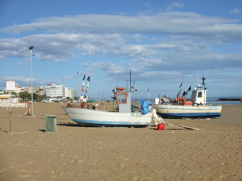 Huge sandy beaches and little dinky boats at Pescara