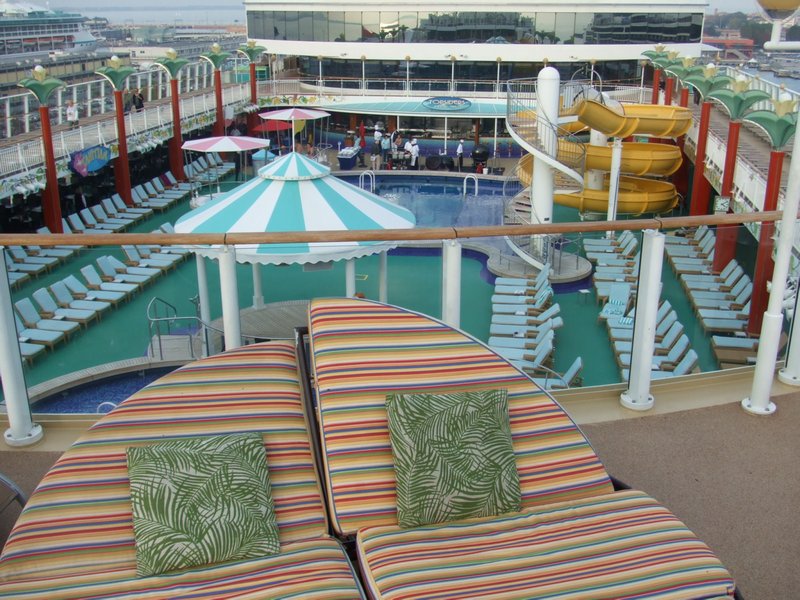 Double lounger above pool deck - Gem