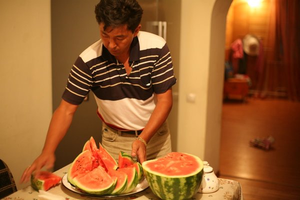 Sayat bereitet Melone zu