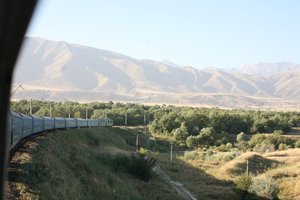Unser Zug ruckelt durch die kasachische Landschaft