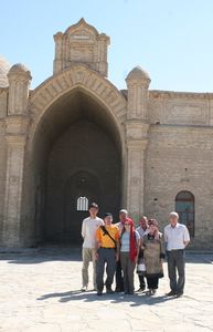 Pilger vor Aristan Bab