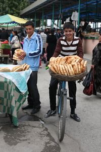 Die frischen Brote werden auf dem Velo transportiert