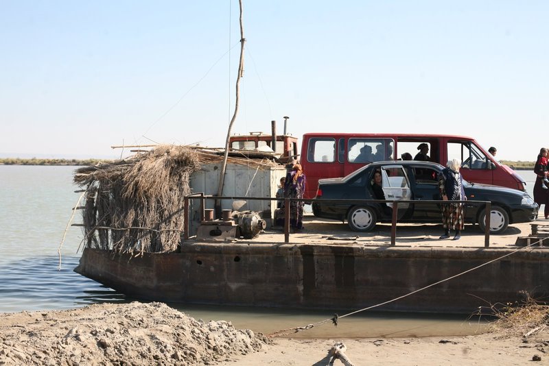 Autofähre auf usbekisch (so wird der Fluss Amudarja überquert..)