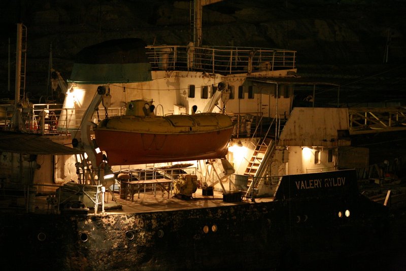 Ein Fährschiff by night